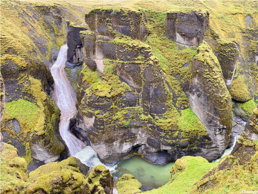 Sentiero lungo il canyon Fjaðrárgljúfur - Islanda meridionale