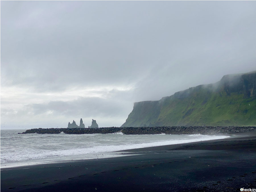 La spiaggia nera di Víkurfjara, nella costa meridionale dell'Islanda