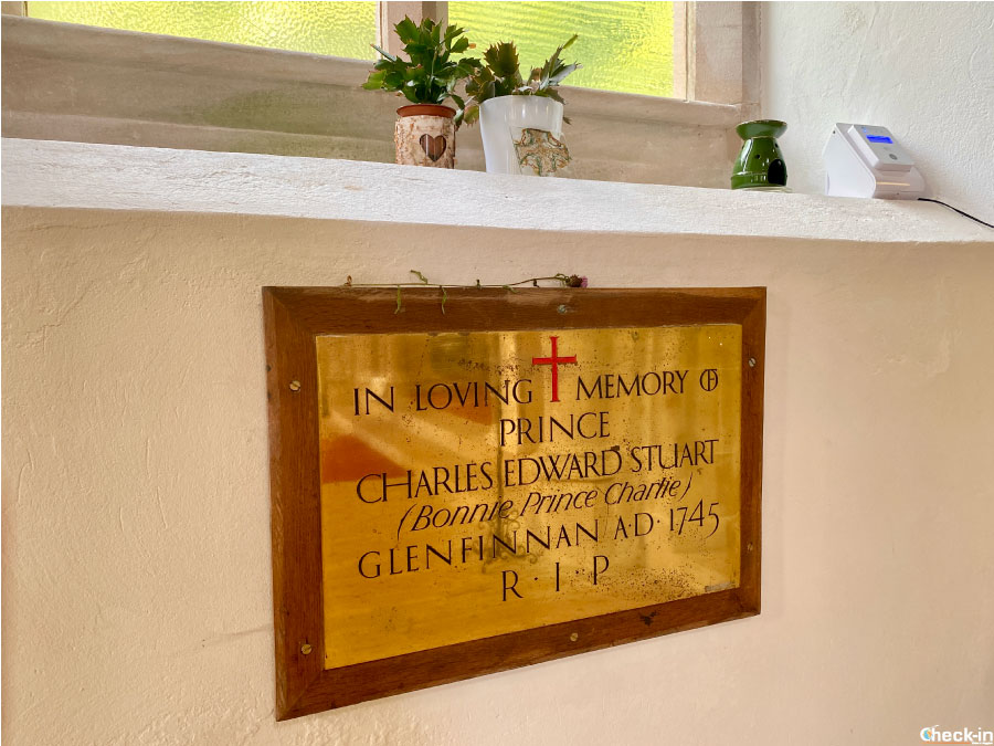 Targa commemorativa a Carlo Edoardo Stuart nella Church of St Mary a Glenfinnan