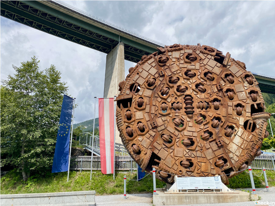 Testa di fresa usata negli scavi della galleria del Brennero, a Steinach (Wipptal)