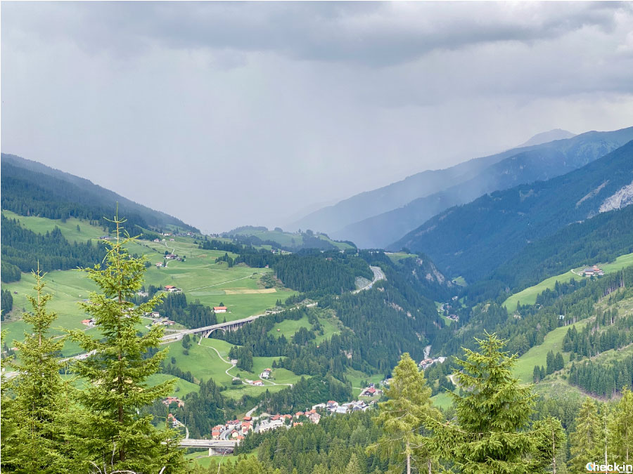 Vista panoramica dalla strada forestale dalla Sattelbergalm a Vinaders (Wipptal)