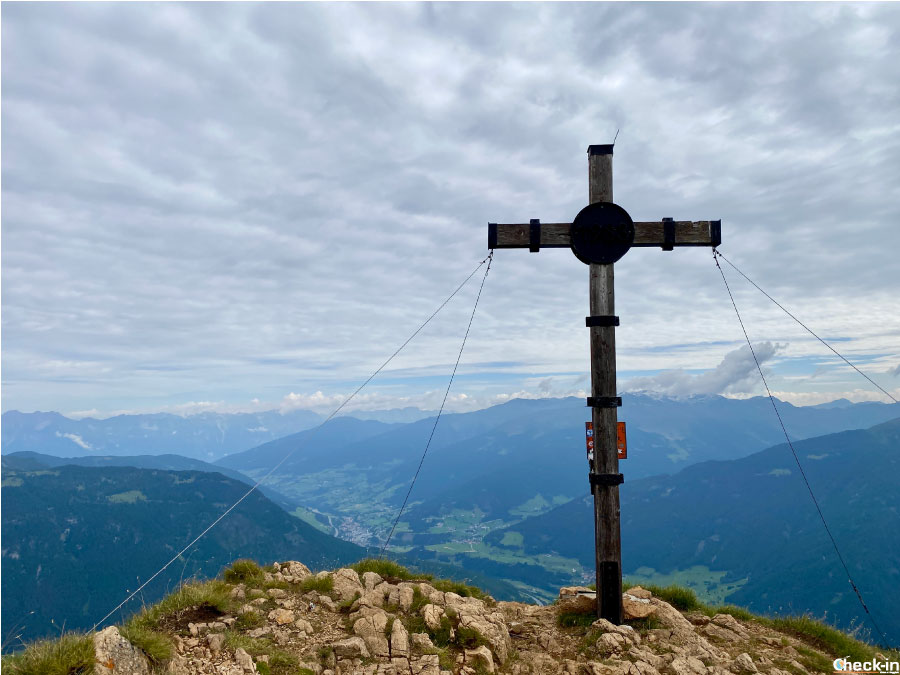 Croce sulla cima Nößlachjoch, nella Wipptal (Tirolo)