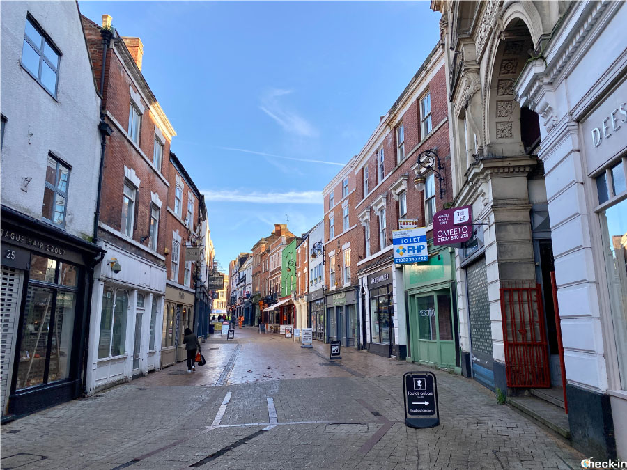 Sadler Gate, una delle arterie commerciali principali di Derby