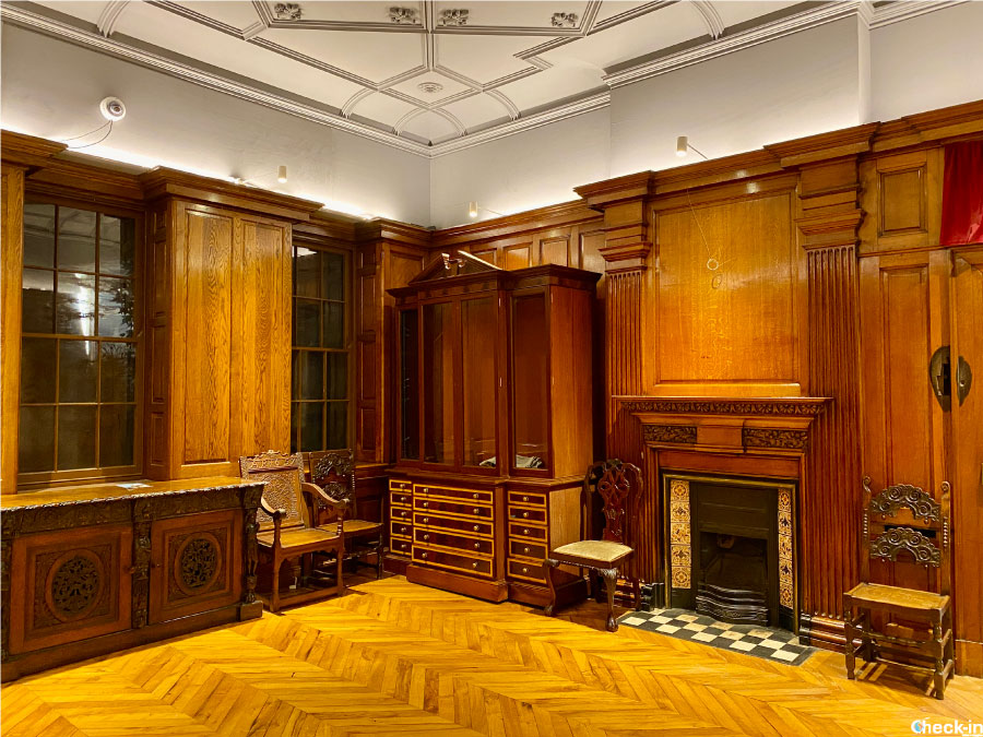 Sala del consiglio di guerra giacobita presso il Derby Museum (Inghilterra) con oggetti originali dell'epoca