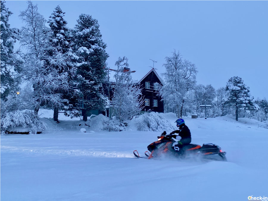 Il fiume Torne, ghiacciato, attraversato d'inverno dalle motoslitte