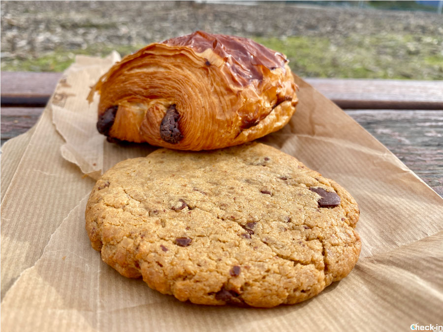 Cosa mangiare a colazione a Madrid: cookie vegana e pain au chocolat della Santo Bakehouse a Malasaña