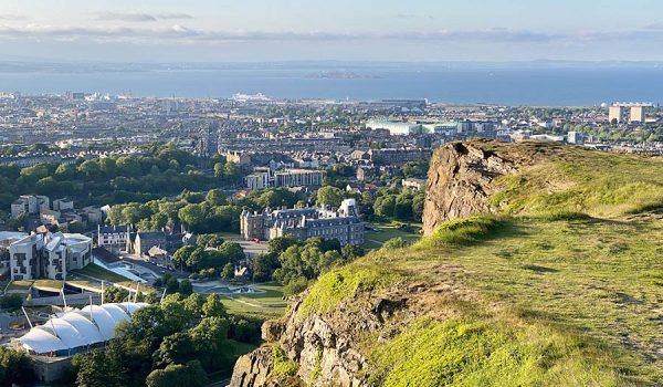 7 punti panoramici nel centro storico di Edimburgo (anche gratuiti): falesie di Salisbury Crags