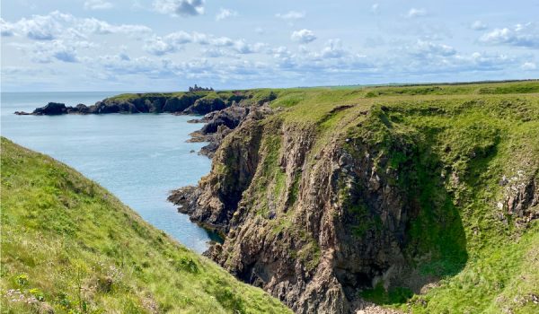 Da Cruden Bay a Bullers of Buchan, le 8 camminate costiere più belle della Scozia