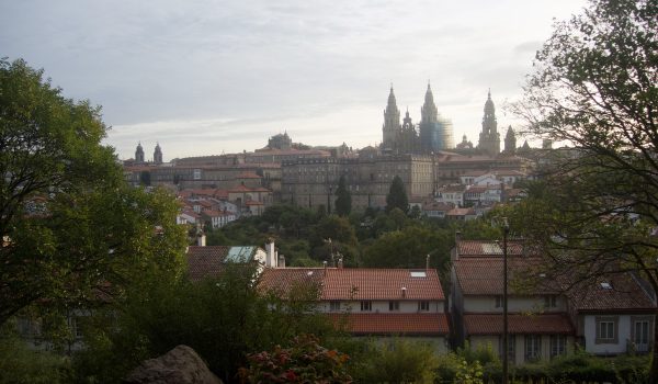 Panorama con la Cattedrale di Santiago di Compostela dal Paseo da Ferradura nel Parque de la Alameda