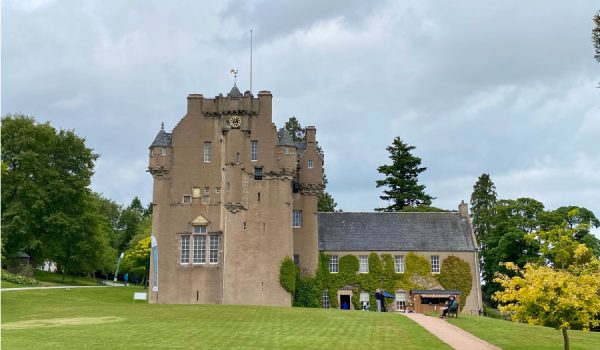 Storia e cosa vedere nel castello di Crathes e giardini circostanti