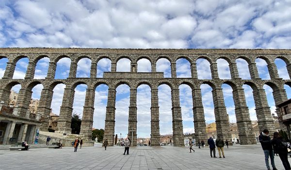 Come raggiungere Segovia e l'acquedotto romano da Madrid in auto, treno e autobus