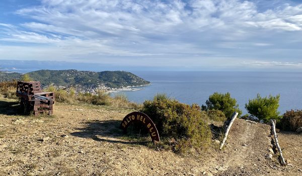 Punto panoramico "Salto nel blu" sul promontorio di Capo Mimosa a Cervo (Liguria)