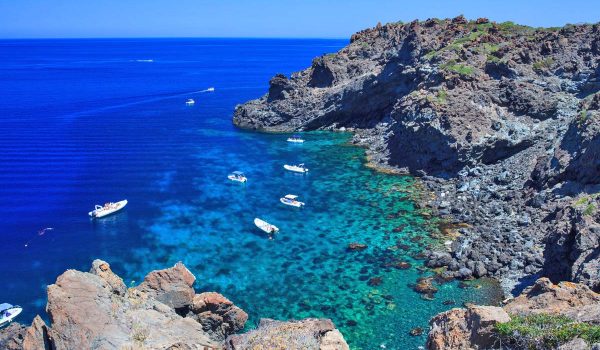 Acqua cristallina dell'isola di Pantelleria (Sicilia)