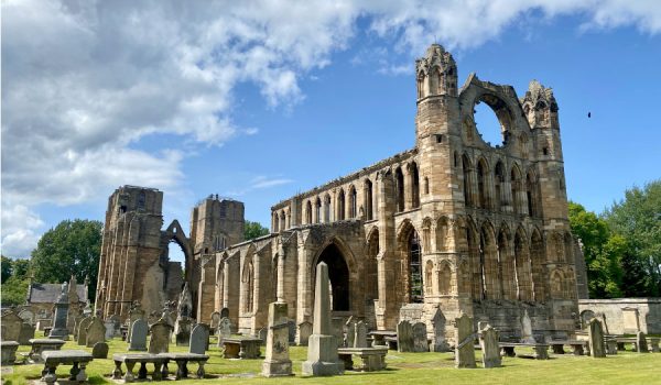 La Cattedrale di Elgin osservata dalla sua parte posteriore