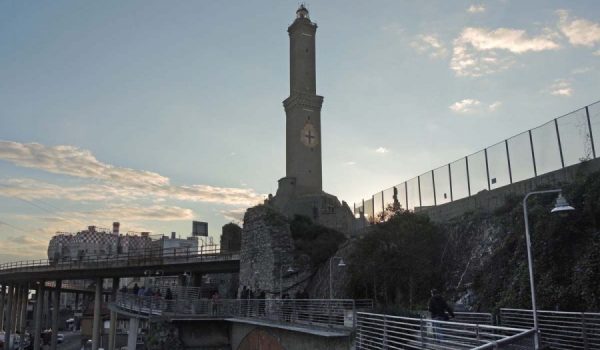 La Lanterna di Genova vista dalla passeggiata lungo le mura