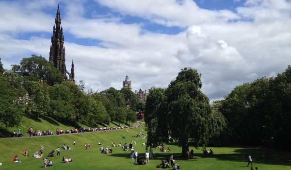 La New Town di Edimburgo: Princess Street Gardens con lo Scott Monument sullo sfondo