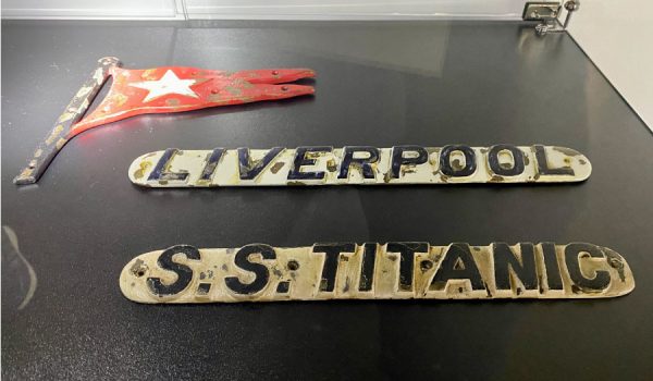 Placche originali "rubate" dalle scialuppe di salvataggio del Titanic