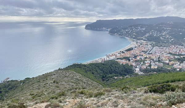 Vista panoramica su Spotorno dalla cresta del Monte Mao - Provincia di Savona, Liguria