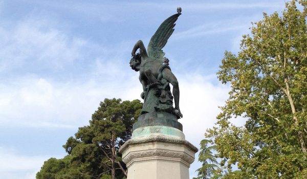 Lucifero a Madrid: primo piano della fontana dedicata all'Angelo Caduto all'interno del parco del Retiro
