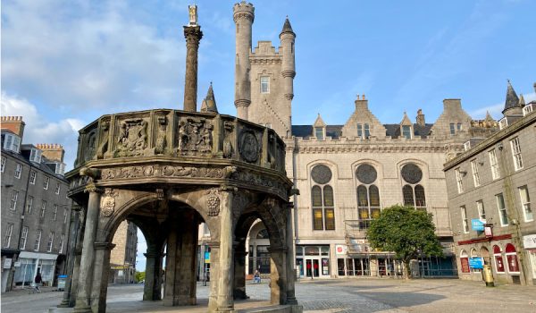 Cosa vedere ad Aberdeen: la Mercat Cross e le incoronazioni dei re giacobiti