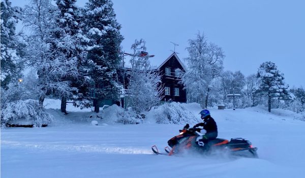 Il fiume Torne, ghiacciato, attraversato d'inverno dalle motoslitte