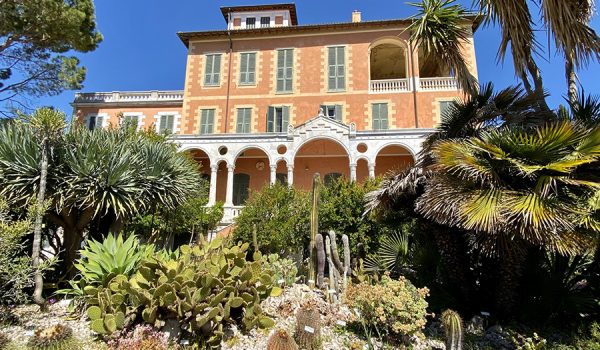 Palazzo e piante grasse nel cuore dei Giardini Hanbury a Ventimiglia - Riviera ligure di ponente