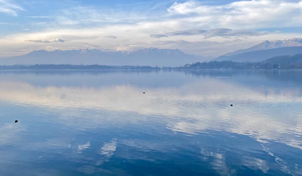 Alpi e Serra morenica di Ivrea riflessi sul lago di Viverone - Provincia di Biella, Piemonte