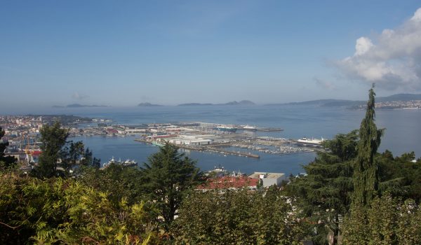Porto di Vigo e isole Cíes all'orizzonte ammirate dalla collina di O Castro