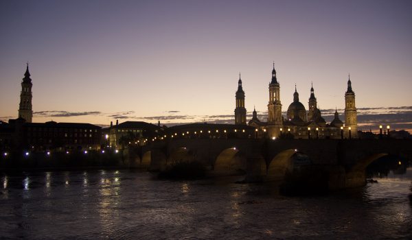 Que ver en Zaragoza: vista panorámica al anocher desde el Balcón de San Lázaro