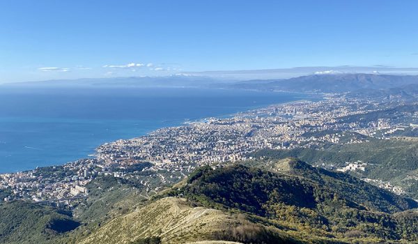 Belvedere sul Golfo di Genova e le Alpi Marittime dalla vetta del monte Fasce (834 m)
